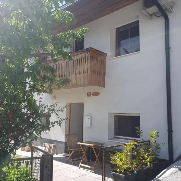 ALPINE VILLAGE APARTMENT with a private terrace, garden, and parking - at a walking distance from LAKE BLED, hotel i Bohinjska Bela