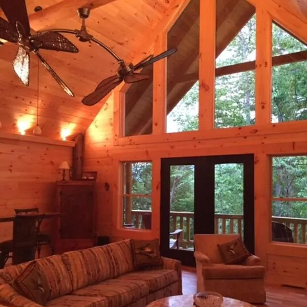 Country Log Cabin-15 min to Asheville, Hotel in Asheville