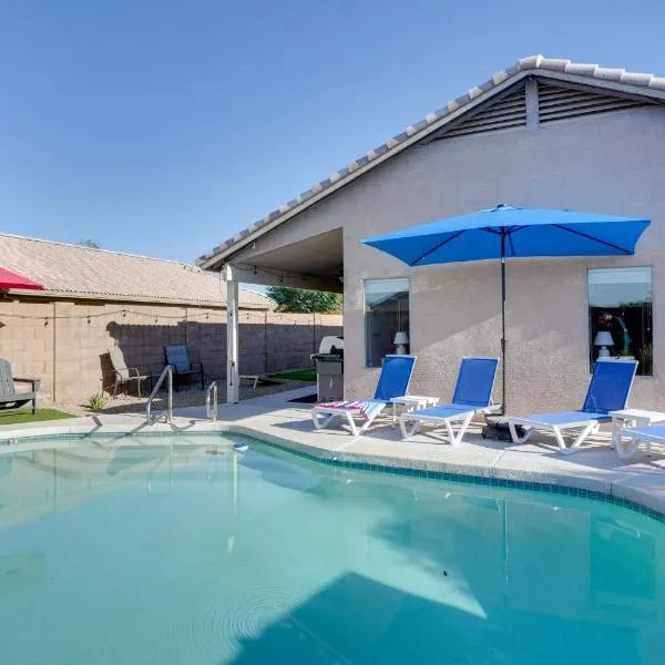 Sunny Surprise Getaway with Private Yard and Pool, hotel v destinaci Surprise