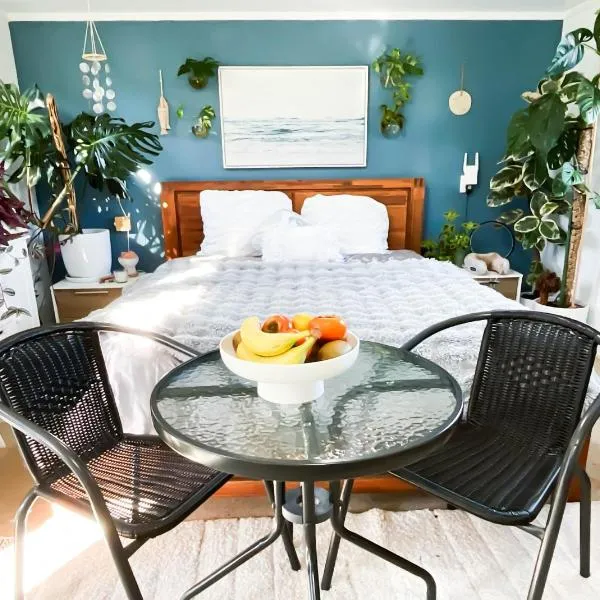 Bed And Breakfast at Tirohanga Beach, hotel in Tirohanga