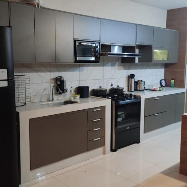 Casa espaçosa, toda climatizada, com piscina, área gourmet, playground - Foto 4