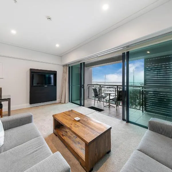 Stunning Auckland Harbour Views, hotel in Auckland