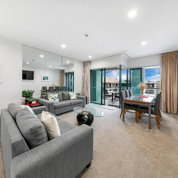 Sophisticated Spacious APT w Stunning Harbour View, hotel in Auckland