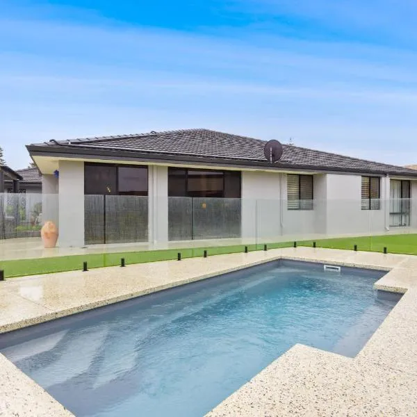 Coastal Retreat with Pool Alfresco & Family Comfo, ξενοδοχείο σε Secret Harbour