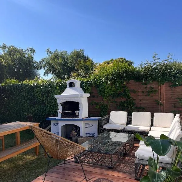Renovated house near beaches, hôtel à Saint-Coulomb