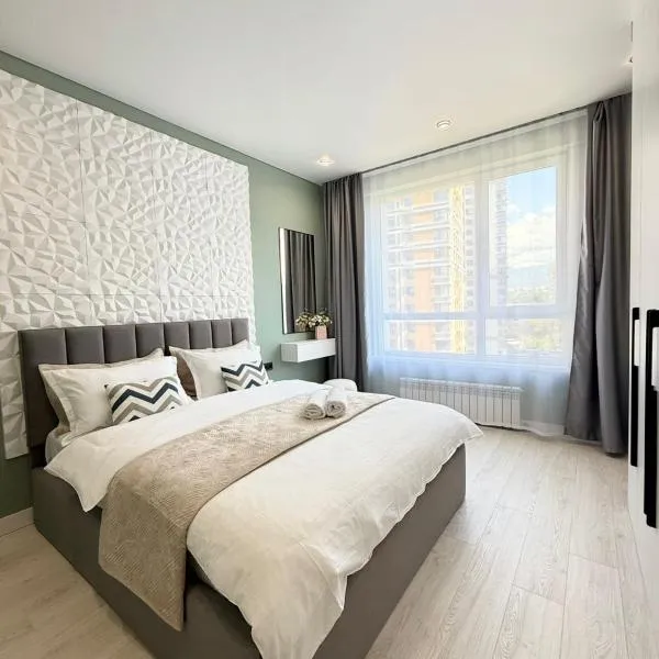 Двухкомнатная квартира с дизайнерским интерьером и видом на горы, hotel in Almaty
