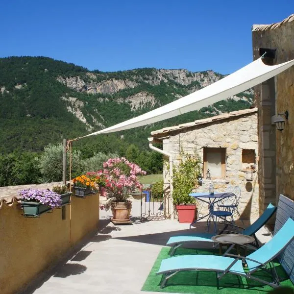 Mas Des Collines Chambre de Charme avec vue et Piscine, hotel em Châteauneuf-de-Bordette