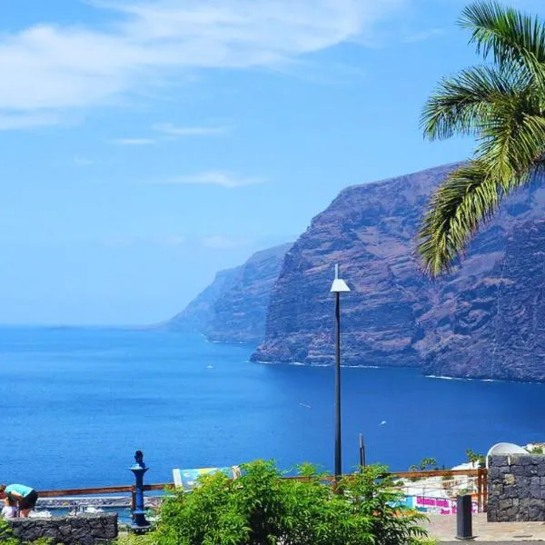 Blue Whale House - Panoramic Oceanview and Cinema Proyector, hotel v destinaci Santiago del Teide
