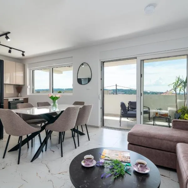 Natura Vita Apartment-New Modern Apartment with City View & two Free Parking Spaces-10 min Walk to Trogir Old Town, hotel u Trogiru