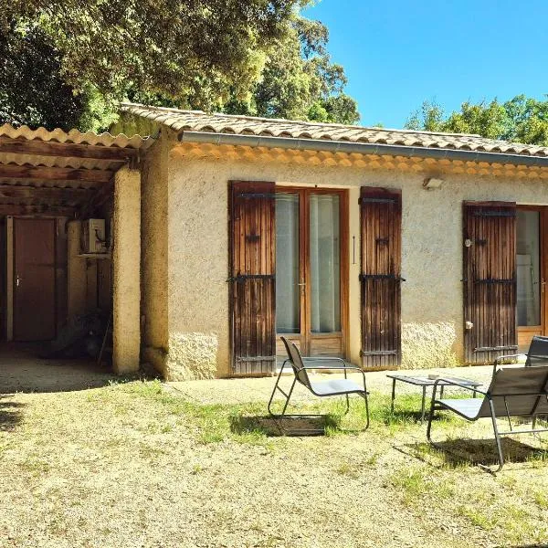 Maison indépendante avec Jardin, Studio de 26m2 tout équipé avec Climatisation réversible, hotel in Rochegude-Drome