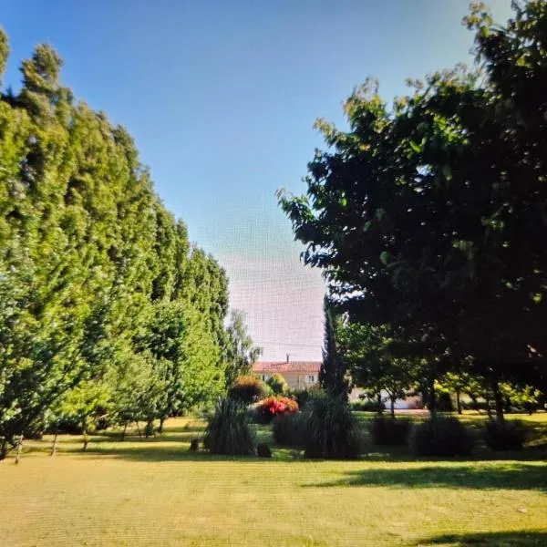 Le Domaine des peupliers – hotel w mieście Saint-Germain-du-Seudre