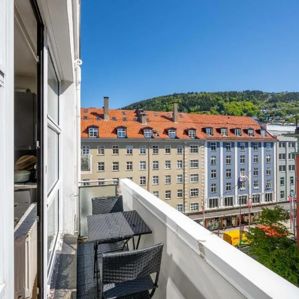 Spacious Top-Floor Apartment with View and Private Balcony, готель у місті Берген