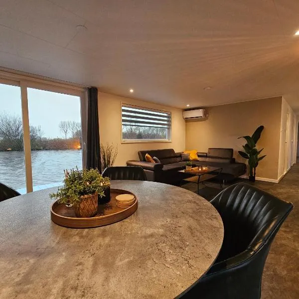 Luxe woonboot in de natuur aan doorgaand vaarwater, hotel em Leeuwarden