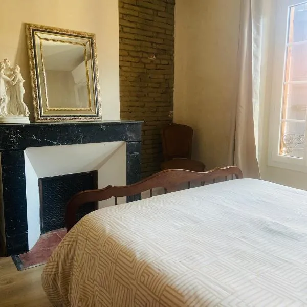 Chambre privée dans maison de ville du XVIIIe siècle – hotel w mieście Carbonne
