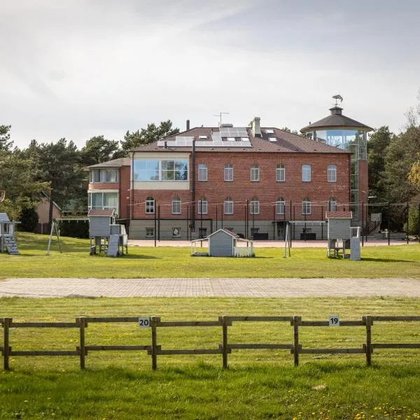 Roze Village Jūrnieka Ligzda, hotel in Pērkone