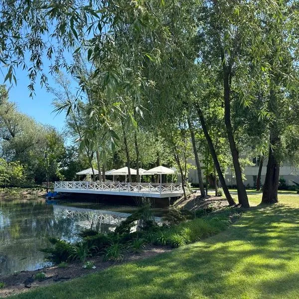 Green Garden Hotel, hotel a Raszyn