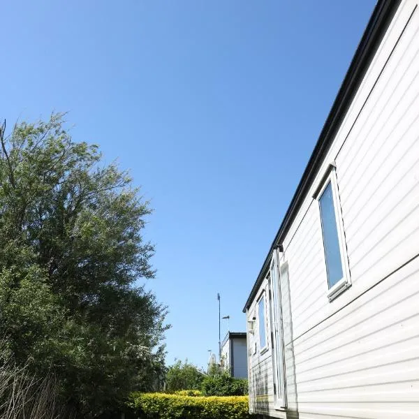 Cozy caravan in quiet area near beach - Caravan Brook, hotel a De Haan
