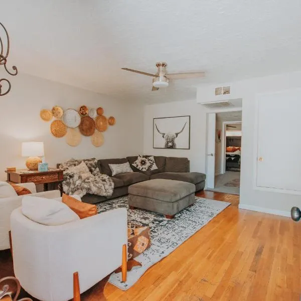 Cowboy Den-Hot Tub-Game Room-Pet Friendly-No Pet Fees!, hotel v destinaci Albuquerque