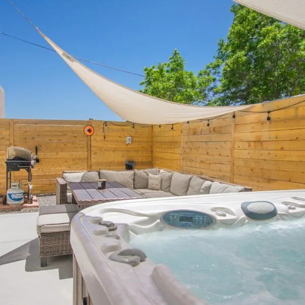 Viesnīca Cowboy Den-Private Hot Tub-Game Room-Pet Friendly-No Pet Fees! pilsētā Albukerke