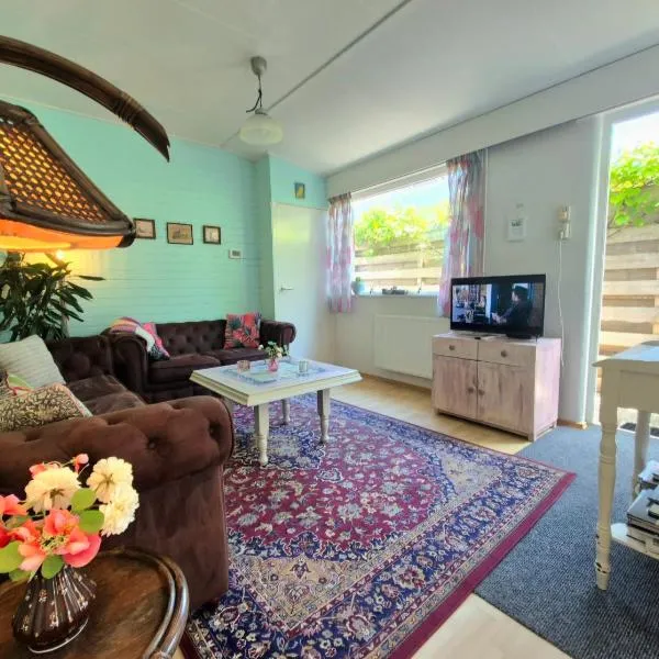 Bungalow Texel near beach and city centre, hotel en De Koog