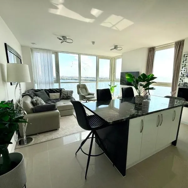 Luxury Waterfront Apartment With Panoramic View, khách sạn ở Cardiff