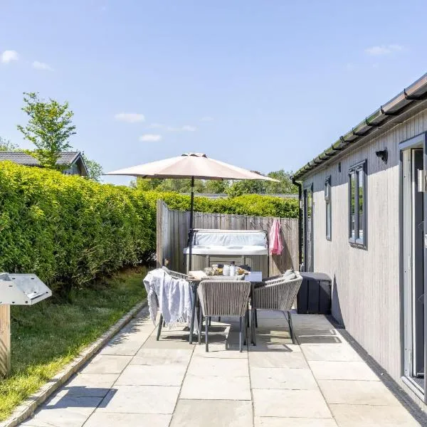 Hazel Lodge, 27 Roadford Lake Lodges, hotel v destinaci Lifton