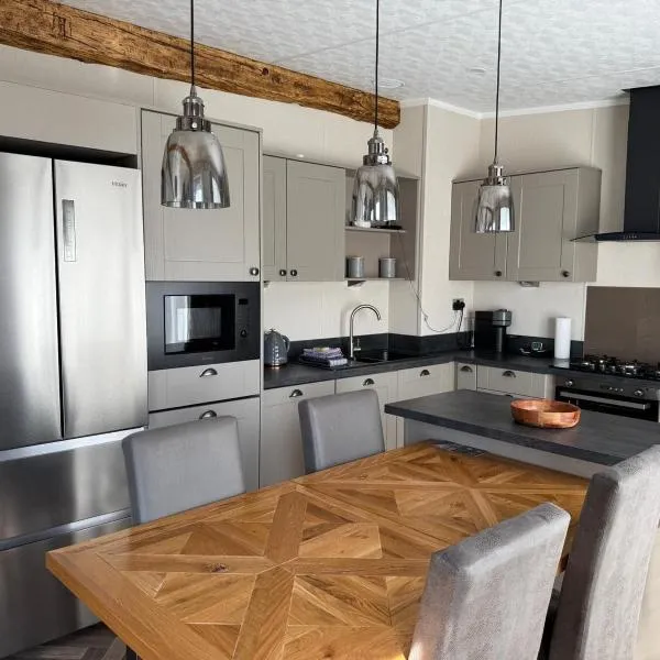 Luxury Lodge Retreat with Hot Tub - Stewarts Resort 19, hotel i St Andrews