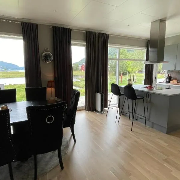 Strandhus i idylliske omgivelser, hotel in Batnfjordsøra