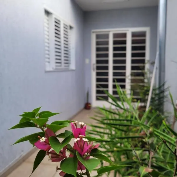 Edícula com estacionamento privativo, a uma quadra do Shopping Oriente - Casa da Sensei, hotel in São José dos Campos