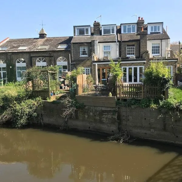Lovely riverside cottage, Weybridge, Surrey, khách sạn ở Weybridge