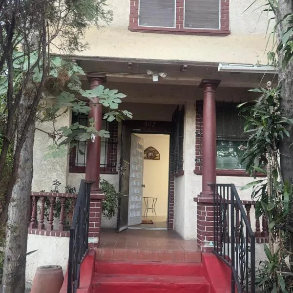Naryn Guest house, hotel v Los Angeles