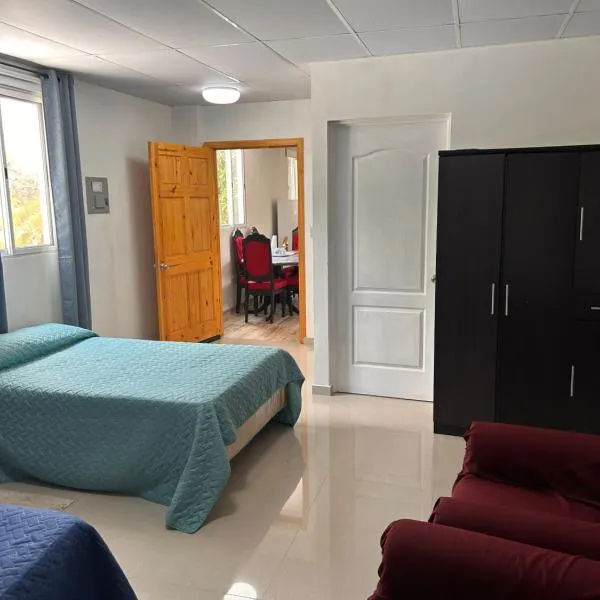 Country House in Los Planes VACATION RENTAL, hotel en Panchimalco