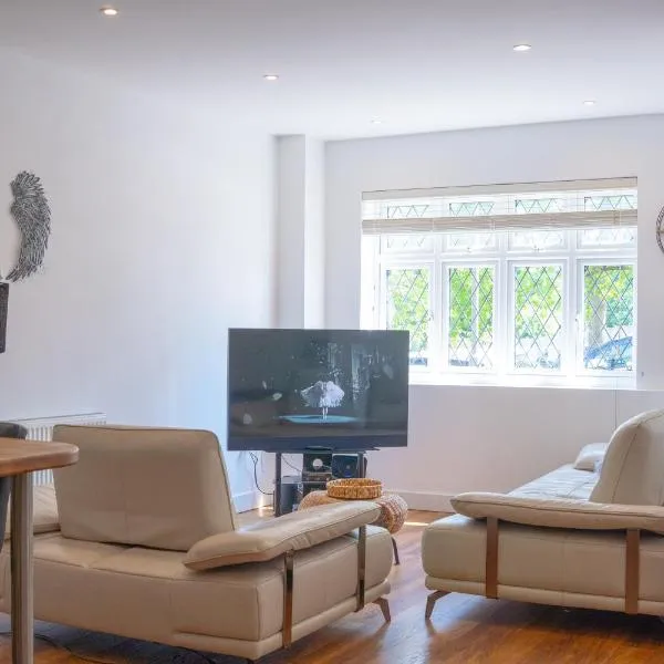 Cleave House - Contractor, Corporate & Leisure - Chic & Stylish - Sleeps 6: Farnborough şehrinde bir otel