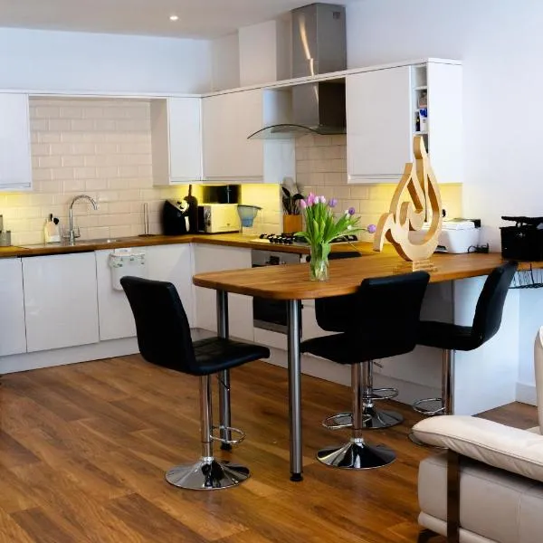 Cleave House - Chic & Stylish 3 bed house, hotel in Farnborough