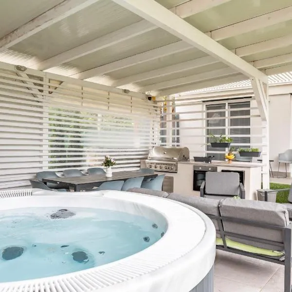 BalatonGardens Apartman, מלון בבלטונודבארי