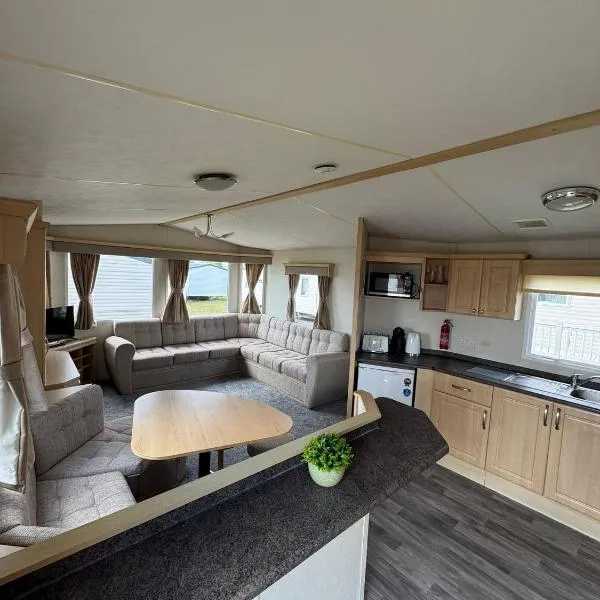 Santos Caravan Beautiful Holiday Home, hotel in Clacton-on-Sea