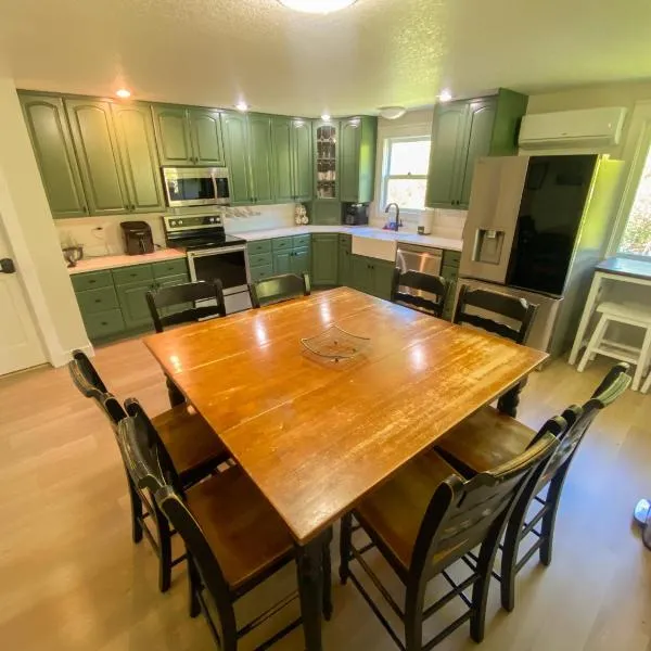 Sundance Countryside Retreat، فندق في Sumner