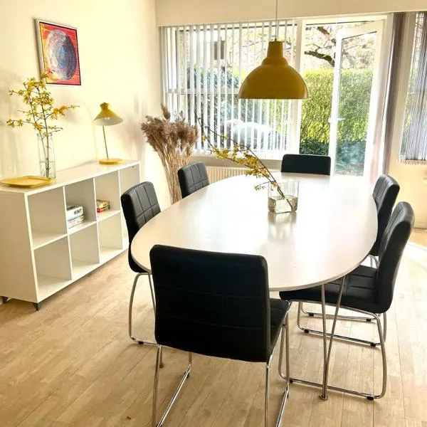 140 modern m2 in quiet neighborhood with lovely courtyard, hotel in Kjellerup