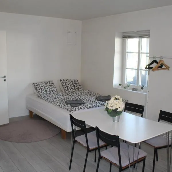 Central Ground Floor Flat Near Beach & Transit, hotel v destinaci Abbekås