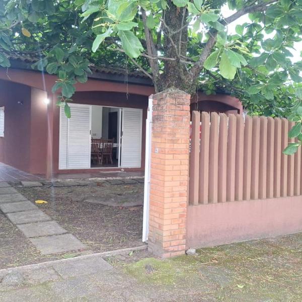 Casa a duas quadras da praia - Balneário Saint Etienne - Matinhos