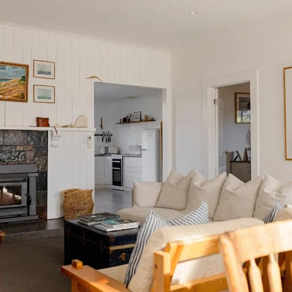 The Sea Keeper Bicheno cosy seaside cottage, hotel in Bicheno
