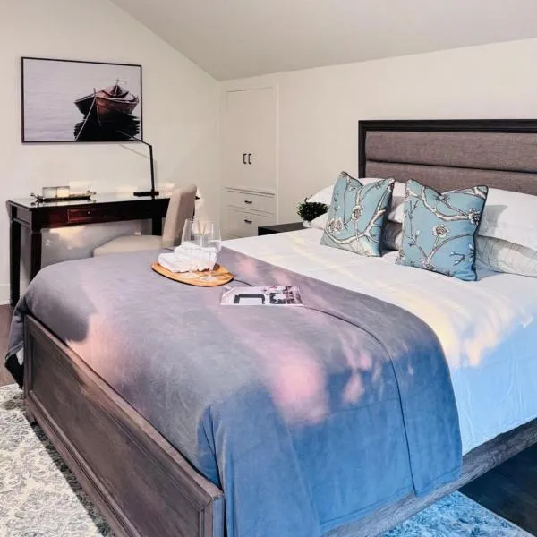 Charming Queen Bedroom with Bathroom Vancouver West, hotel in Vancouver