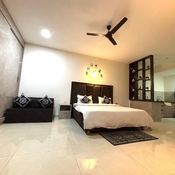 SUNSET STUDIOS Krishna bhumi near chandrodaya mandir, hotel v destinaci Vrindavan