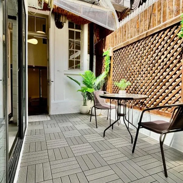 Duplex Garden Villa with Private Courtyard Jing'an Villa Near Metro Downtown Shanghai, hotel em Xangai