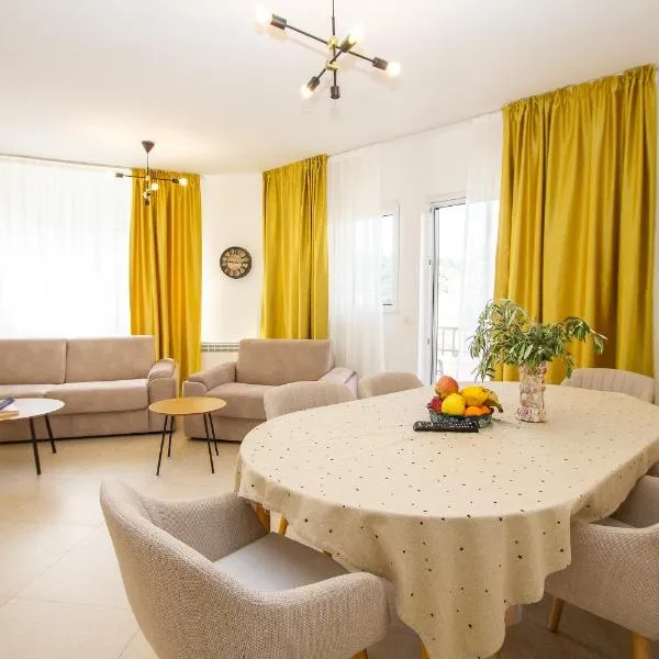Oliva home, hotel in Utjeha