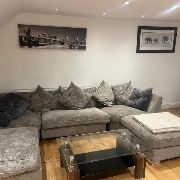 Southgate Home - Sleeps 14 - Parking - Central，位于伦敦的酒店