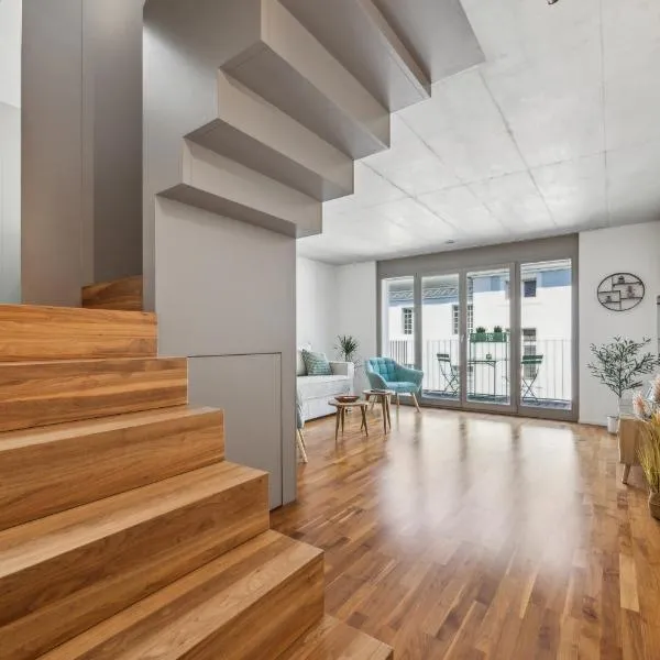 Casa Milla - Moderne & zentrale Maisonette in Langenthal mit Balkon und Tiefgarage, hótel í Langenthal