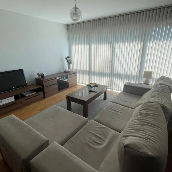 Precioso piso con 2 habitaciones, hotel in Narón