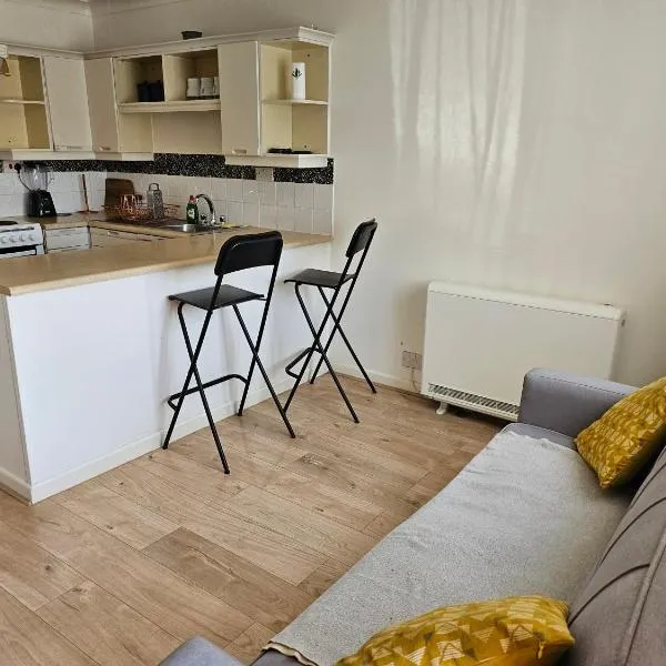 Bright & Comfortable sleeps 4 nr London Heathrow, מלון בNortholt