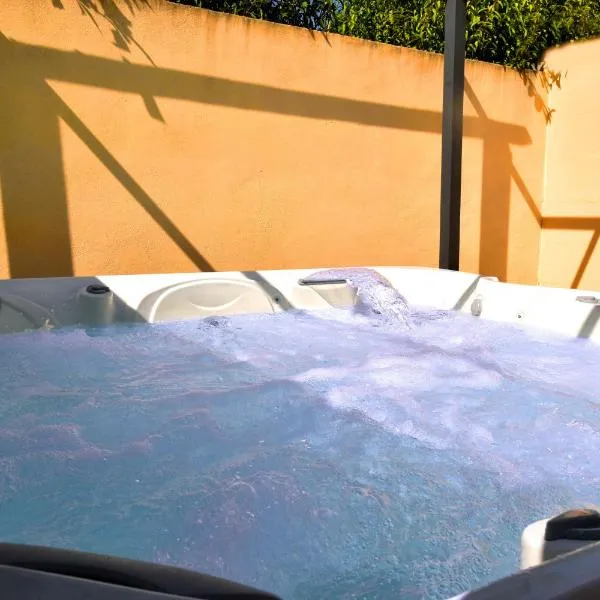 Décompression assurée - Super Calme - Jacuzzi Chauffé à remous - Jardin et Terrasse - Clim - Salle de Jeux avec Fresque Provençale - Grande Piscine Partagée au Sel - Maison spacieuse, tout équipée et joliment décorée - Proche des commodités, khách sạn ở Montélimar